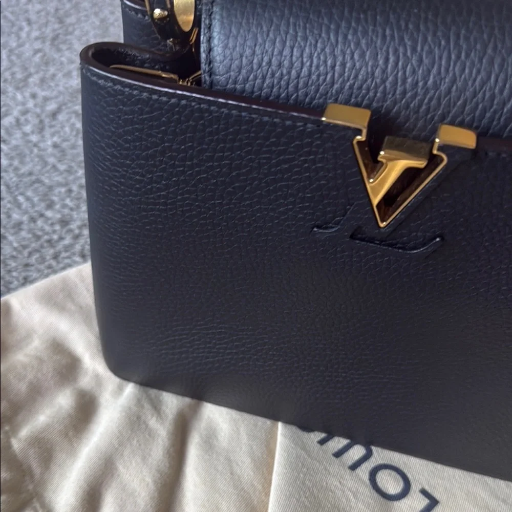 Louis Vuitton Black Crossbody Bag with Textured Leather - Picture 11 of 15